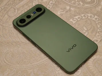 Vivo X500e tipped to pack Snapdragon 8-series, Zeiss-tuned cameras, new design