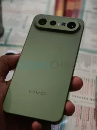 Vivo X300e Leak Reveals Snapdragon 8 Gen 5, Zeiss Cameras, and 7015mAh Battery