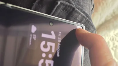 Galaxy Z Fold 8 inner display corners flex inward, owner reports